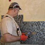 Как правильно положить мозаику на стену